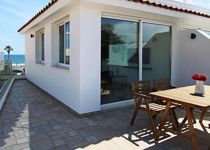 Апартаменты Phaedrus Living Seaside Flat Lighthouse 63 Пафос