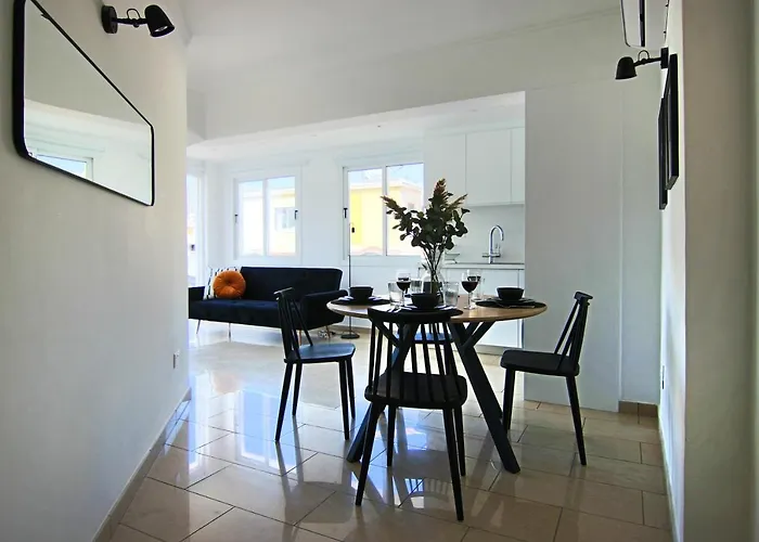 Phaedrus Living Seaside Flat Lighthouse 63