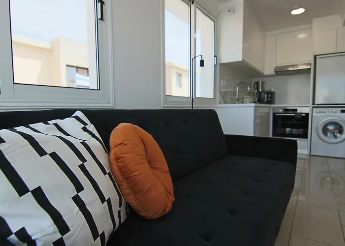 Phaedrus Living Seaside Flat Lighthouse 63