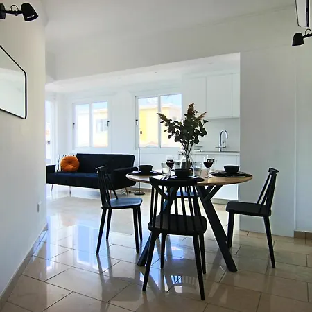 Phaedrus Living Seaside Flat Lighthouse 63