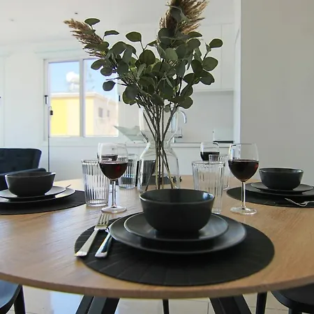 Phaedrus Living Seaside Flat Lighthouse 63 파포스