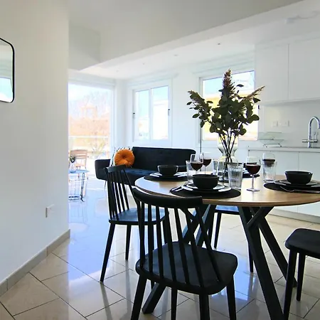 Phaedrus Living Seaside Flat Lighthouse 63 파포스